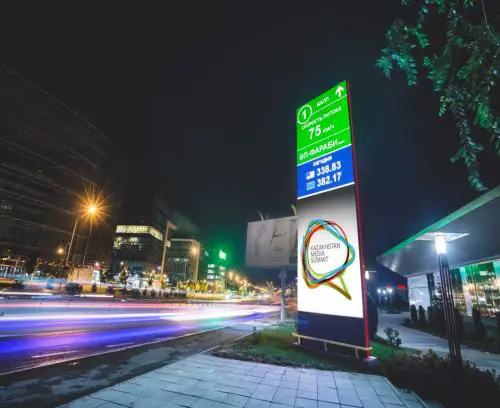 Gece kent yolunda elektronik bilgi tabelası