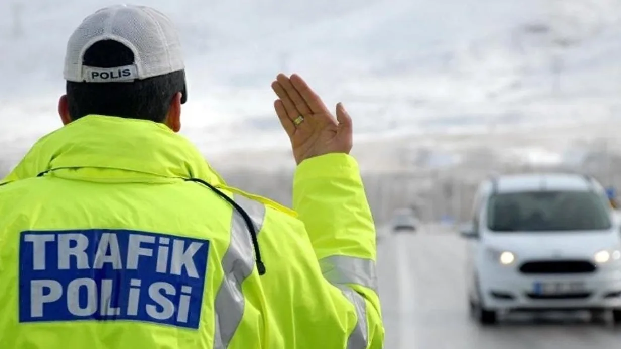 Yoldaki araçları yönlendiren trafik polisi
