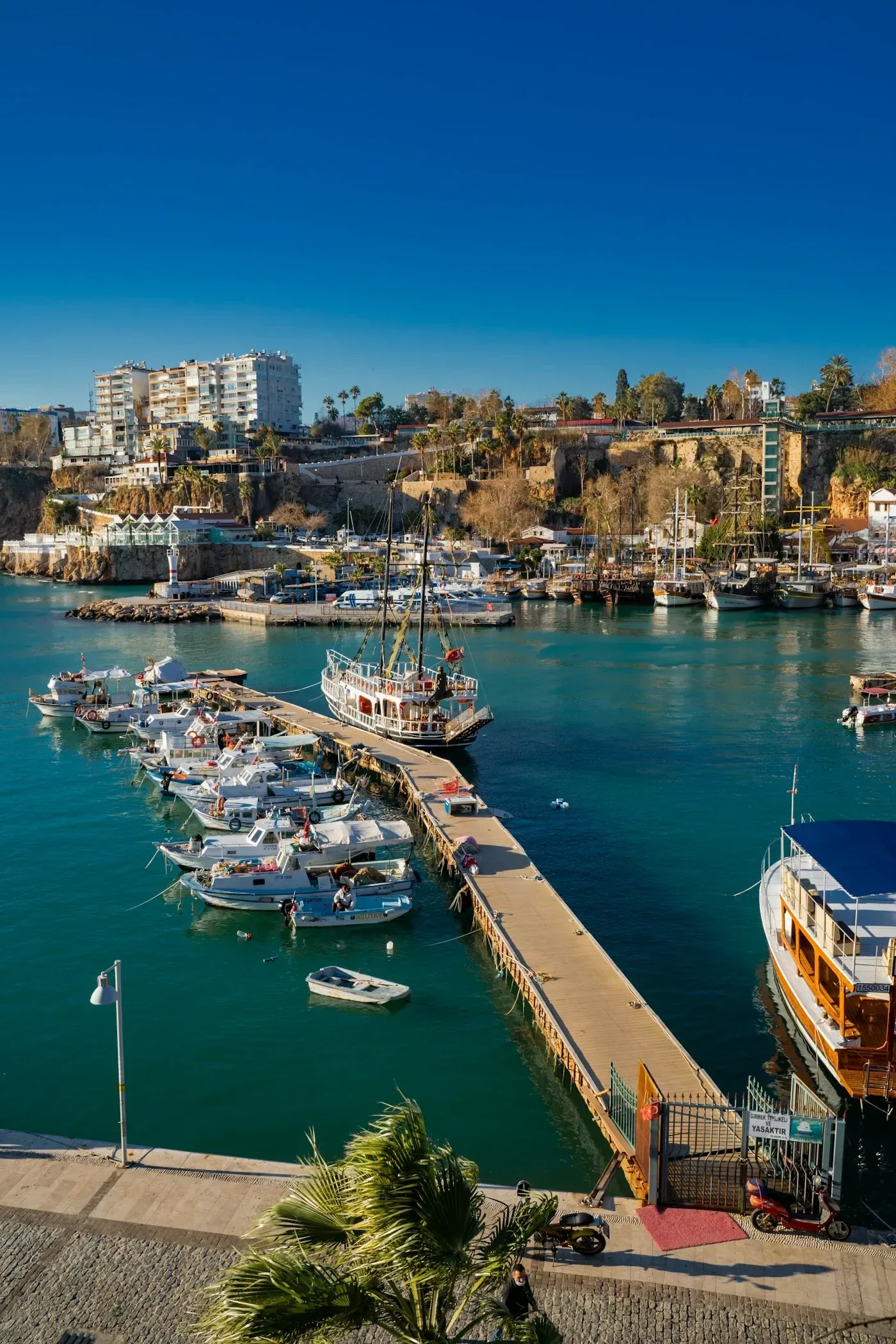 Antalya Kaleiçi limanından kent görünümü