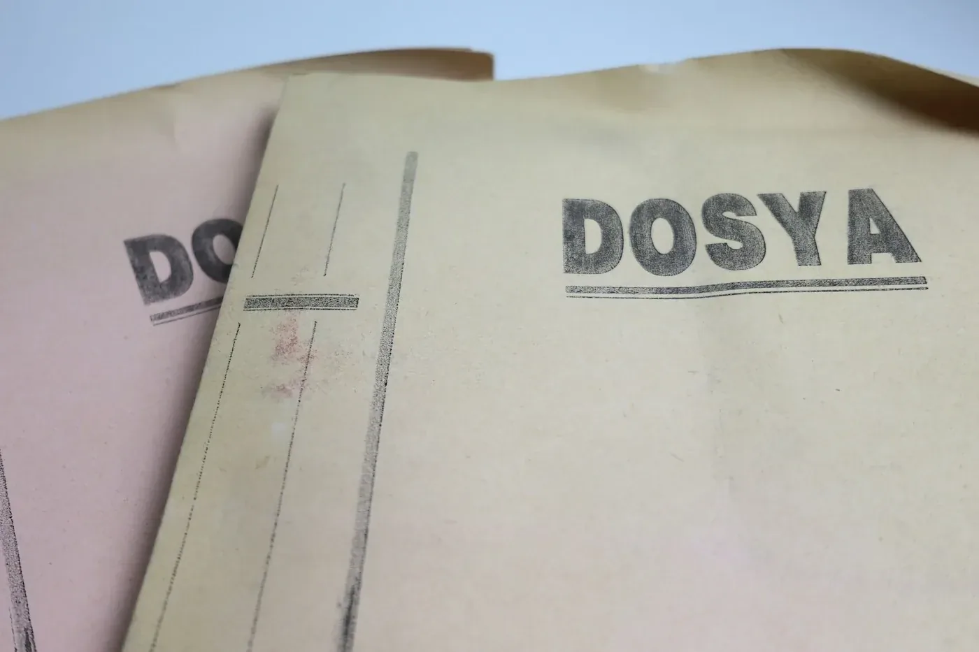 Üzerinde dosya yazan evrak klasörleri